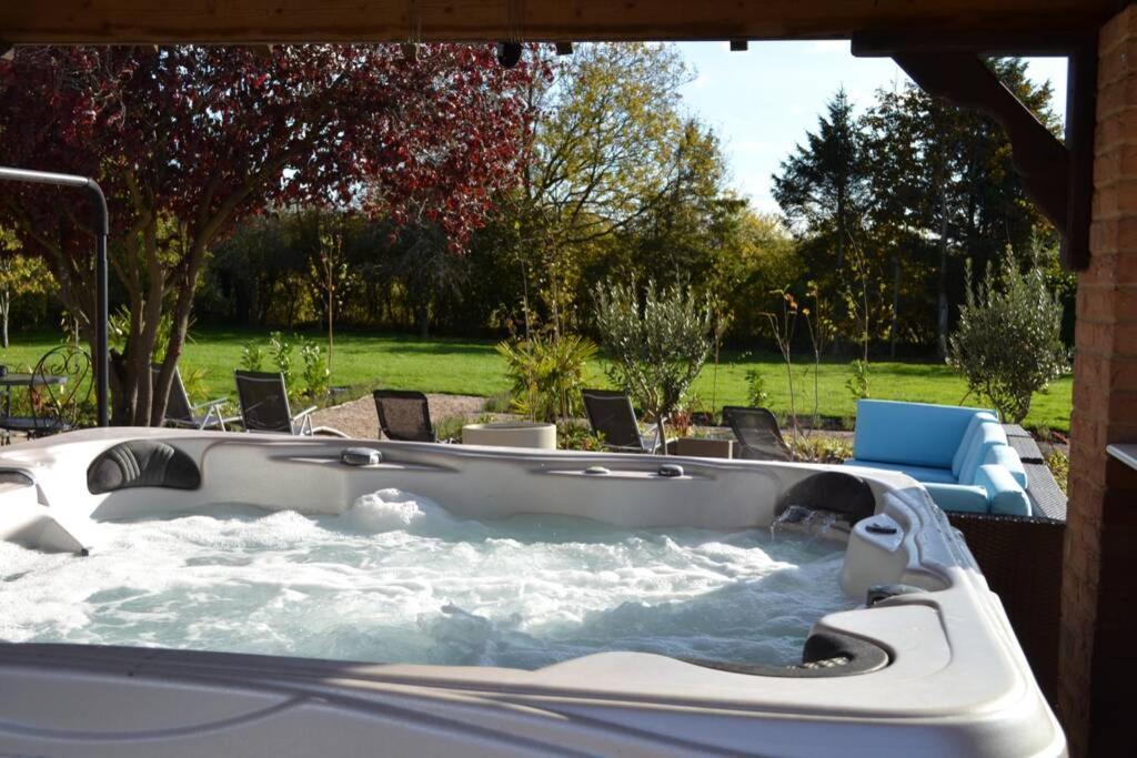 Treetops Cottages & Spa Grimsby Bagian luar foto