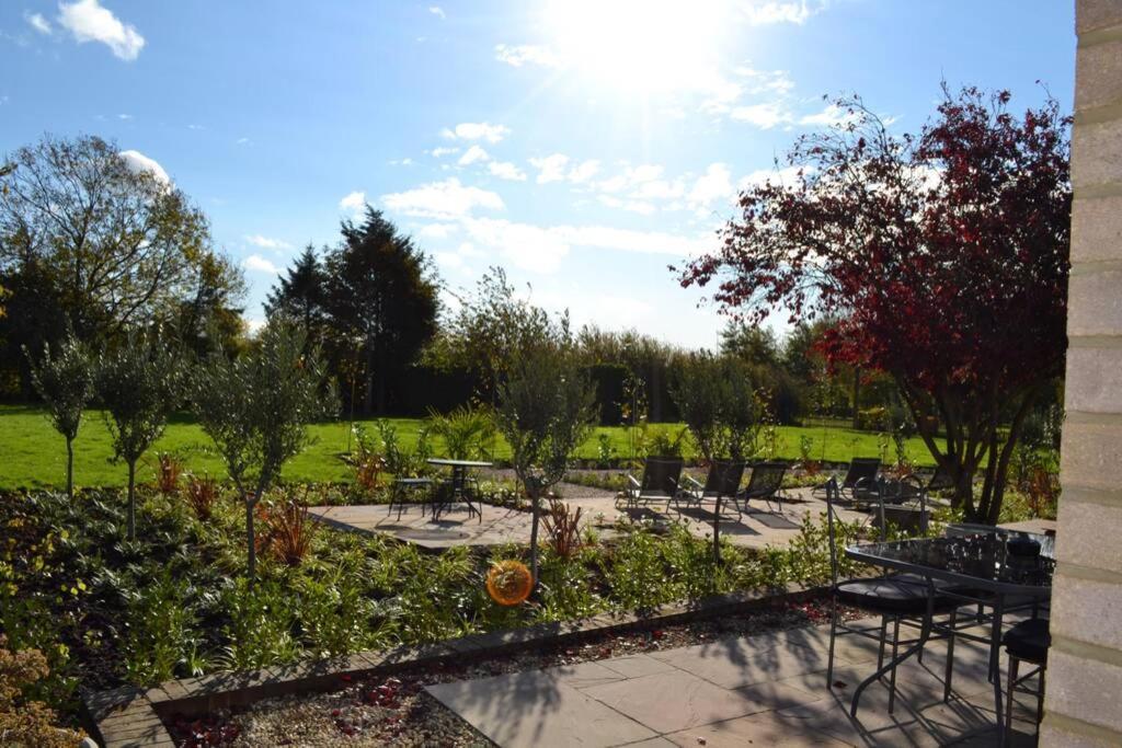 Treetops Cottages & Spa Grimsby Bagian luar foto
