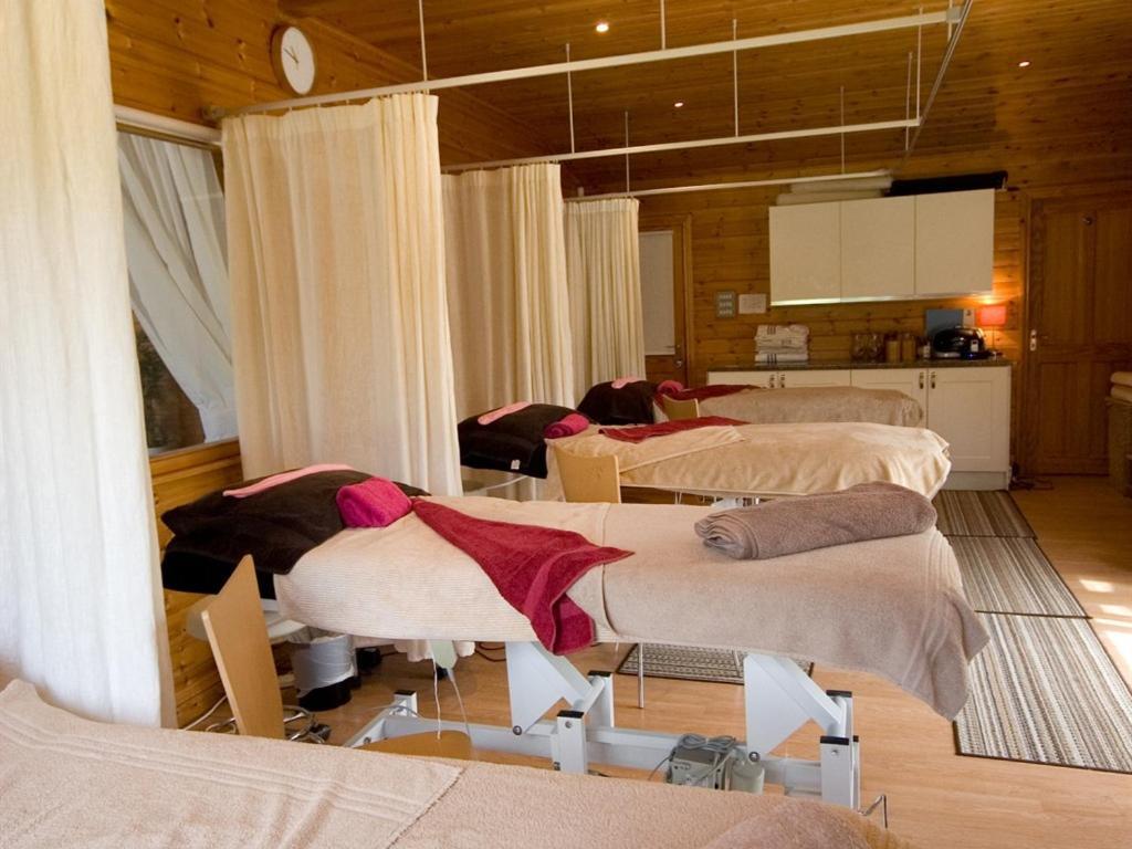 Treetops Cottages & Spa Grimsby Bagian luar foto